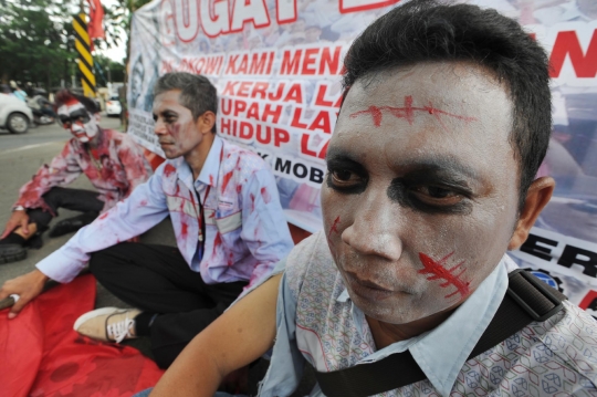 Aksi 'zombie' korban PHK Pertamina tuntut keadilan ke Jokowi