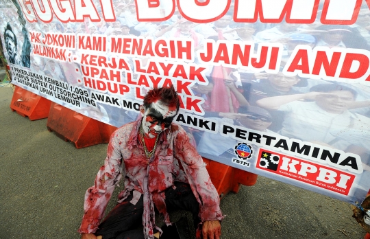 Aksi 'zombie' korban PHK Pertamina tuntut keadilan ke Jokowi