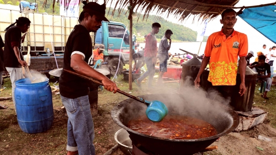 Potret kebersamaan nelayan Ujong Ule Krueng memasak kuah Beulanggong