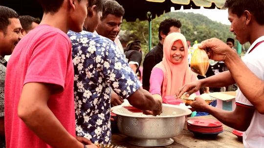 Potret kebersamaan nelayan Ujong Ule Krueng memasak kuah Beulanggong