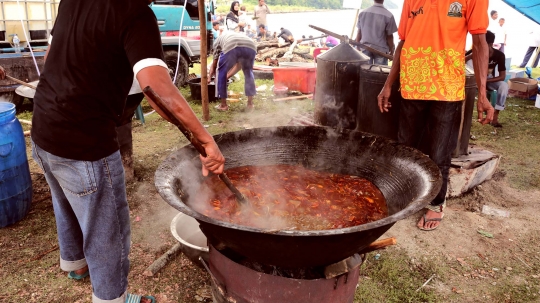 Potret kebersamaan nelayan Ujong Ule Krueng memasak kuah Beulanggong