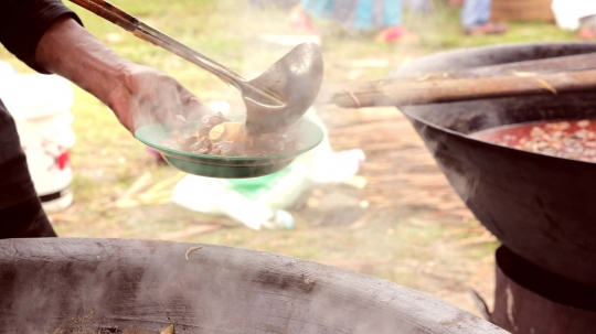 Potret kebersamaan nelayan Ujong Ule Krueng memasak kuah Beulanggong