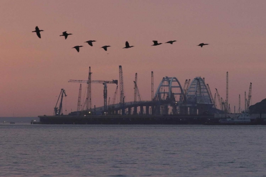 Melihat pembangunan Jembatan Putin yang hubungkan Rusia-Krimea