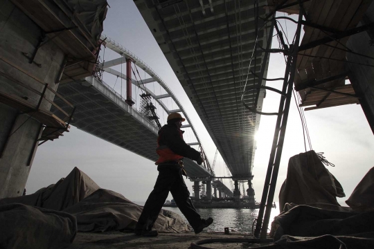 Melihat pembangunan Jembatan Putin yang hubungkan Rusia-Krimea