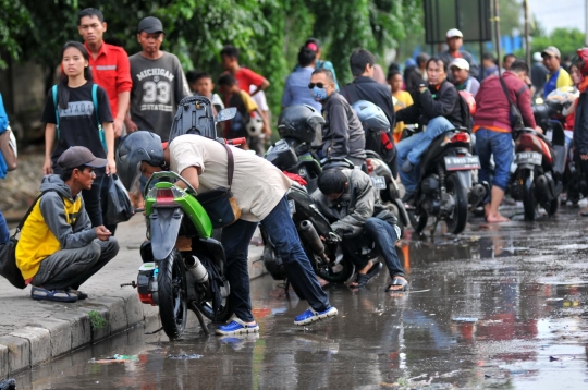 Nasib puluhan sepeda motor mogok akibat banjir rob di Muara Baru