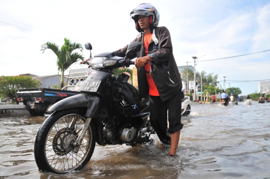 Nasib puluhan sepeda motor mogok akibat banjir rob di Muara Baru