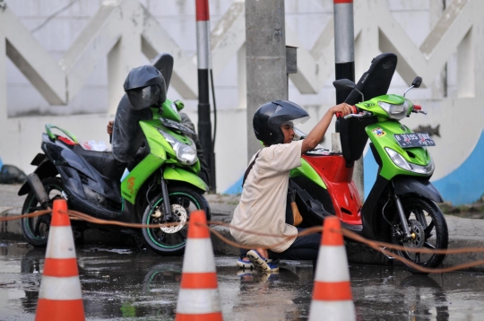 Nasib puluhan sepeda motor mogok akibat banjir rob di Muara Baru