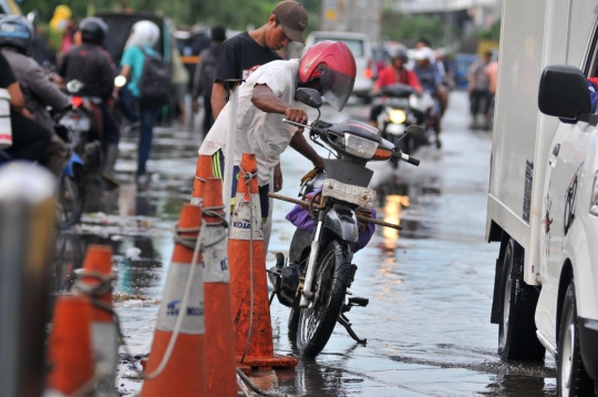 Nasib puluhan sepeda motor mogok akibat banjir rob di Muara Baru