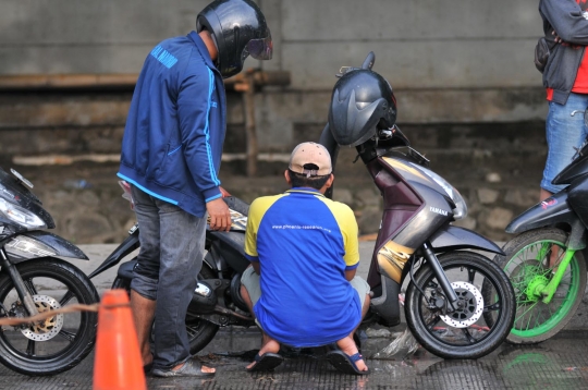 Nasib puluhan sepeda motor mogok akibat banjir rob di Muara Baru