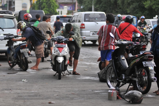 Nasib puluhan sepeda motor mogok akibat banjir rob di Muara Baru