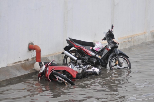 Nasib puluhan sepeda motor mogok akibat banjir rob di Muara Baru