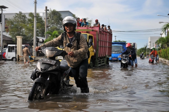 Banjir rob lumpuhkan Muara Baru