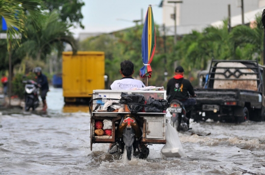 Banjir rob lumpuhkan Muara Baru