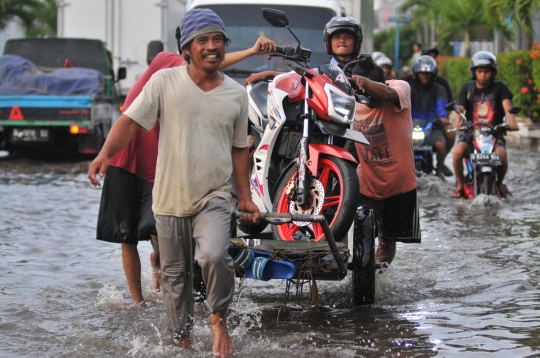 Banjir rob lumpuhkan Muara Baru