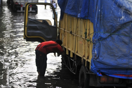 Banjir rob lumpuhkan Muara Baru