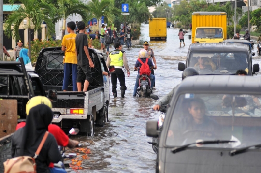 Banjir rob lumpuhkan Muara Baru