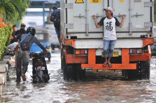 Banjir rob lumpuhkan Muara Baru