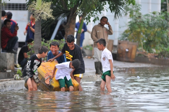 Banjir rob lumpuhkan Muara Baru