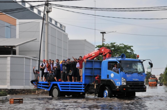 Banjir rob lumpuhkan Muara Baru