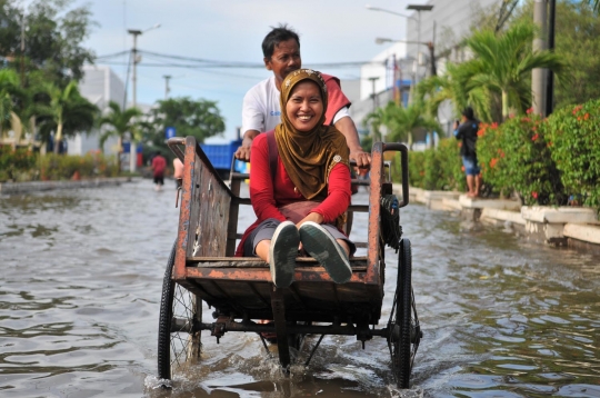 Banjir rob lumpuhkan Muara Baru