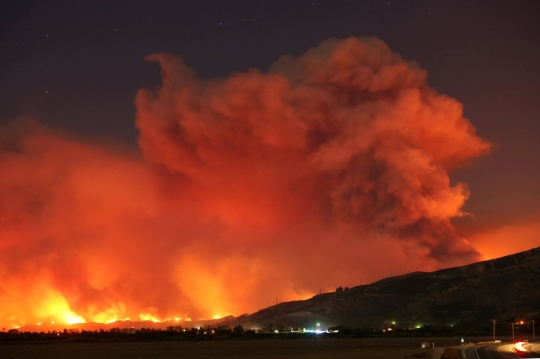 Dahsyatnya api hanguskan puluhan ribu hektar lahan dan ratusan rumah di California