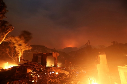 Dahsyatnya api hanguskan puluhan ribu hektar lahan dan ratusan rumah di California