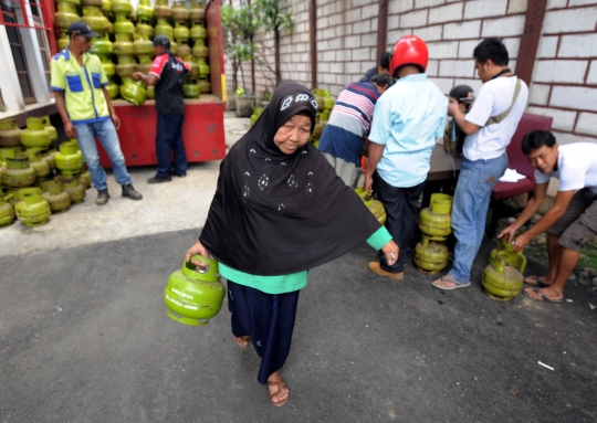 Warga Bogor harus mengantre panjang demi dapatkan elpiji 3 kg