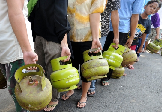 Warga Bogor harus mengantre panjang demi dapatkan elpiji 3 kg