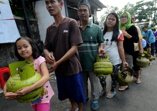 Warga Bogor harus mengantre panjang demi dapatkan elpiji 3 kg