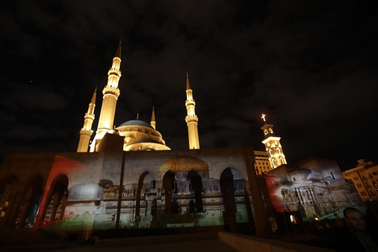 Ketika masjid dan katedral di Lebanon diterangi cahaya bergambar Yerusalem