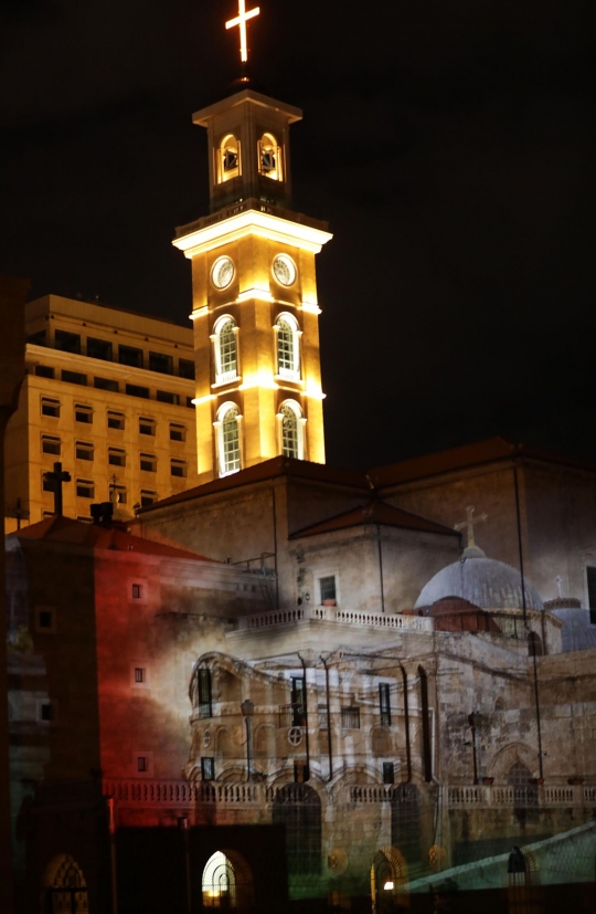 Ketika masjid dan katedral di Lebanon diterangi cahaya bergambar Yerusalem