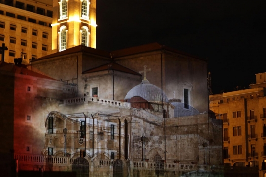Ketika masjid dan katedral di Lebanon diterangi cahaya bergambar Yerusalem