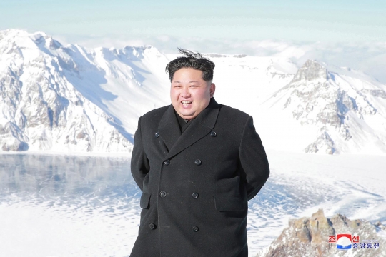 Senangnya Kim Jong-un saat 'refreshing' ke gunung bersalju