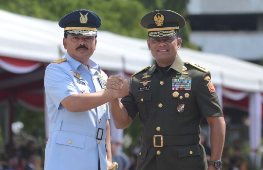 Salam komando Marsekal Hadi dan Jenderal Gatot dalam sertijab Panglima TNI