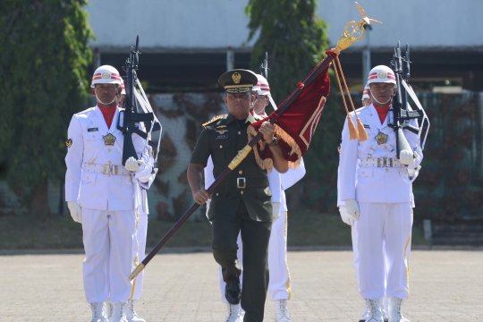 Salam komando Marsekal Hadi dan Jenderal Gatot dalam sertijab Panglima TNI