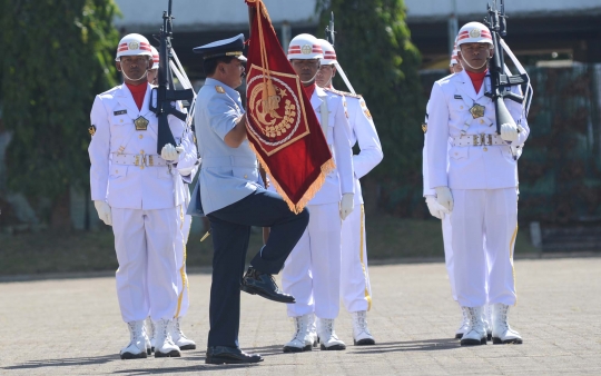 Salam komando Marsekal Hadi dan Jenderal Gatot dalam sertijab Panglima TNI