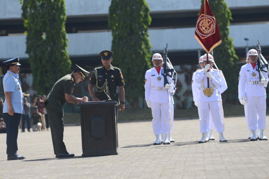 Salam komando Marsekal Hadi dan Jenderal Gatot dalam sertijab Panglima TNI