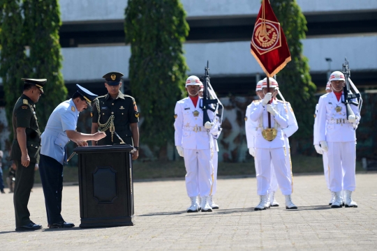 Salam komando Marsekal Hadi dan Jenderal Gatot dalam sertijab Panglima TNI