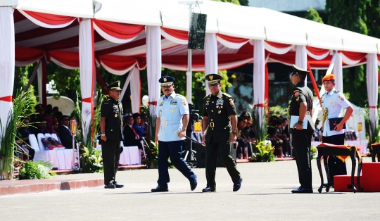 Salam komando Marsekal Hadi dan Jenderal Gatot dalam sertijab Panglima TNI