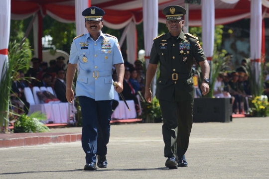 Salam komando Marsekal Hadi dan Jenderal Gatot dalam sertijab Panglima TNI