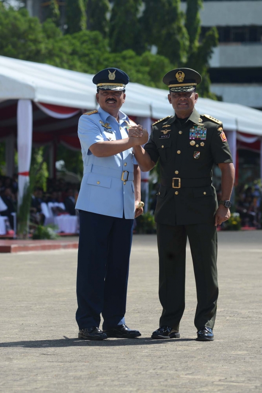 Salam komando Marsekal Hadi dan Jenderal Gatot dalam sertijab Panglima TNI