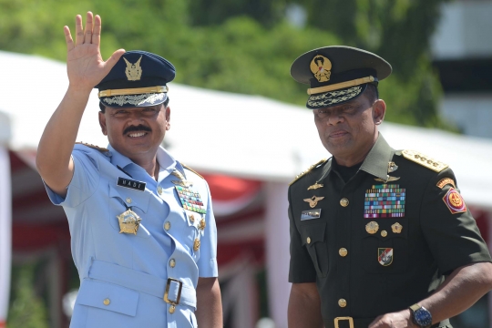 Salam komando Marsekal Hadi dan Jenderal Gatot dalam sertijab Panglima TNI