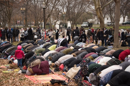 Kekhusyukan muslim AS salat di depan Gedung Putih