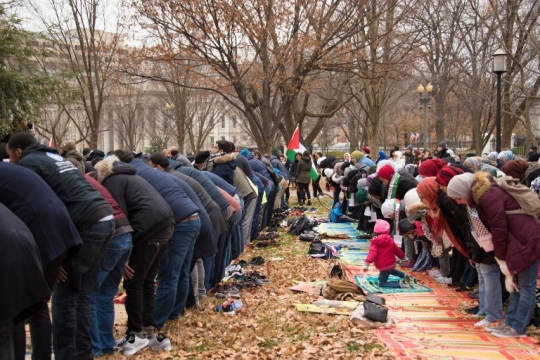 Kekhusyukan muslim AS salat di depan Gedung Putih