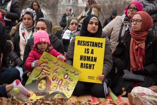 Kekhusyukan muslim AS salat di depan Gedung Putih