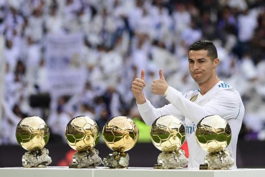 Semringahnya Ronaldo pose bareng lima trofi Ballon d'Or 2017