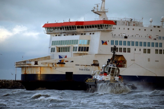 Cuaca buruk, kapal ferry Prancis berpenumpang ratusan orang kandas