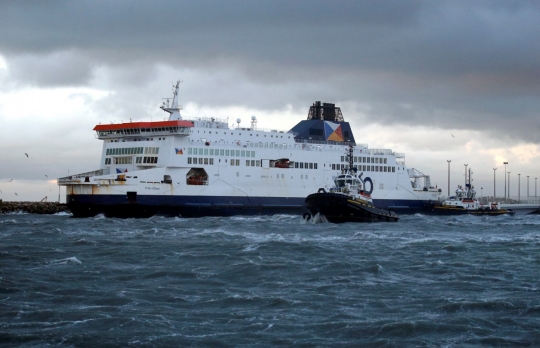 Cuaca buruk, kapal ferry Prancis berpenumpang ratusan orang kandas