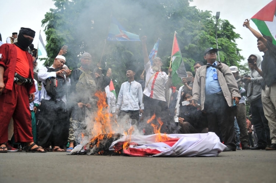 Amukan pendemo bakar foto Trump dan bendera Israel di depan Kedubes AS