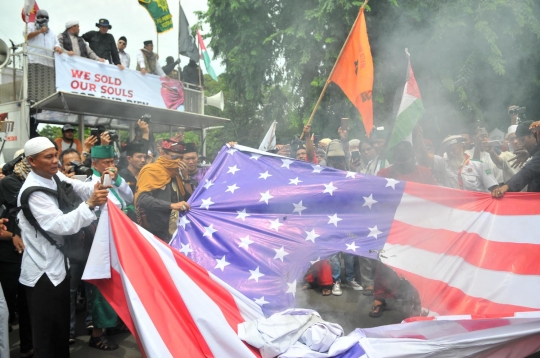 Amukan pendemo bakar foto Trump dan bendera Israel di depan Kedubes AS